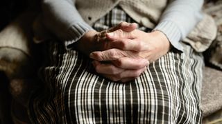 O femeie de 80 de ani are job full-time pentru a supraviețui: „Mi se pare trist că oameni ca mine încă lucrează la o vârstă atât de înaintată”