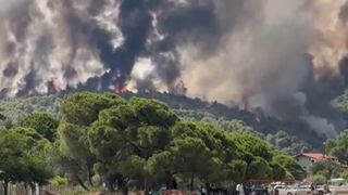 VIDEO Mii de români au fost evacuați din calea focului. Grecia, cuprinsă de flăcări