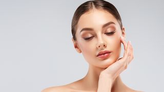 VIDEO Cum ne &icirc;ngrijim tenul vara? Sfaturile unui specialist