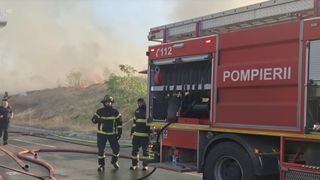 VIDEO Incendii periculoase de vegetație! Localnicii au luptat alături de pompieri ca să stingă focul