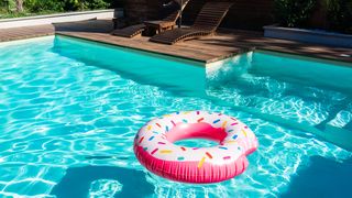 VIDEO Au fugit de caniculă la piscină