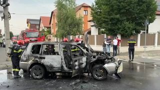 VIDEO Accident într-o intersecție din Sibiu. Una dintre mașini a luat foc