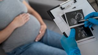 Femeie &icirc;nsărcinată