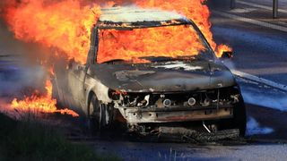 Autoturism în flăcări, pe A2. Focul s-a extins la vegetația uscată din apropierea carosabilului