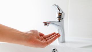 VIDEO Situație fără precedent: robinete uscate și fântâni secate în plină caniculă. Oamenii au rămas fără apă, pe care o așteptă să curgă ore în șir:"Foarte greu. Nu ne gândeam..."