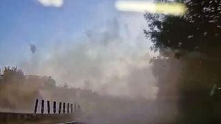 VIDEO Un t&acirc;năr a fost zdrobit de basculantă. Imagini terifiante din momentul accidentului