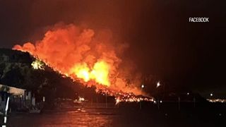 VIDEO Ce se întâmplă acum în Thassos, după incendiul de proporții. Pompierii acționează atât pe pământ, cât și în aer