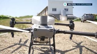 Drona care lucrează c&acirc;t trei tractoare