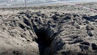 Adolescentul a murit îngropat de viu în nisip, sub ochii fratelui său de 5 ani