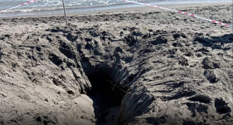 Adolescentul a murit îngropat de viu în nisip, sub ochii fratelui său de 5 ani