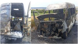 VIDEO Microbuz cu 9 pasageri, cuprins de flăcări în mers. Vehiculul s-a făcut scrum pe un drum din Botoșani