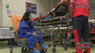 VIDEO Bătrânețe amară pentru o femeie de 84 de ani. Este mamă a 16 copii, dar a fost abandonată în spital de familie 