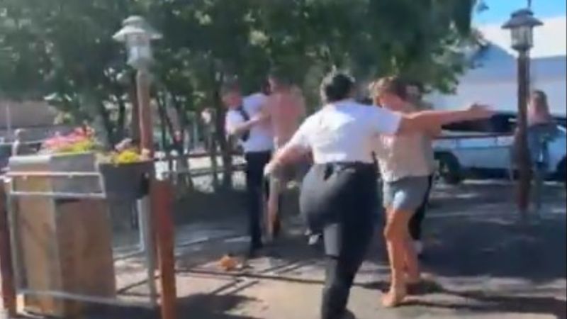 Scandal violent în fața unui fast-food din Anglia