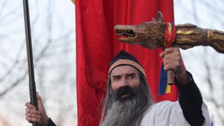 Cezar Avrămescu, &bdquo;Stegarul Dac&rdquo;, reținut pentru 24 de ore. Ce acuzații i se aduc