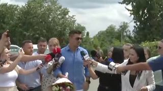 Adrian Alexandrov o așteaptă pe Elena Udrea cu un buchet de flori la ieșirea din &icirc;nchisoare