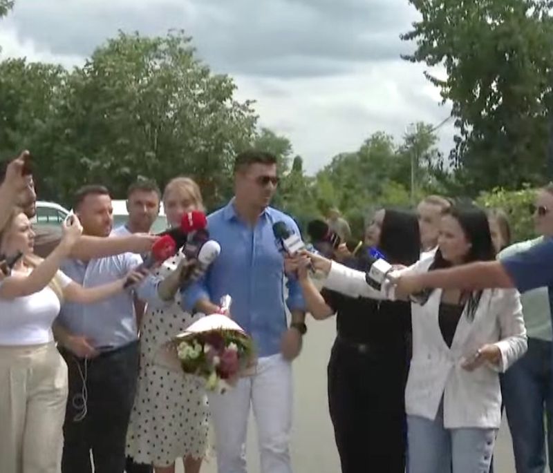 Adrian Alexandrov o așteaptă pe Elena Udrea cu un buchet de flori la ieșirea din închisoare