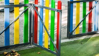 Sute de copii au ajuns la spital după ce au m&acirc;ncat prăjituri și c&acirc;rnați preparați cu vopsea necomestibilă