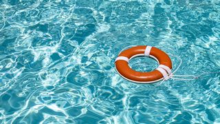 VIDEO Canicula i-a adus la piscină! Cod roșu de căldură în București și șase județe din țară