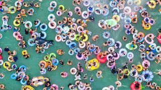 VIDEO Chinezii au luat cu asalt piscinele