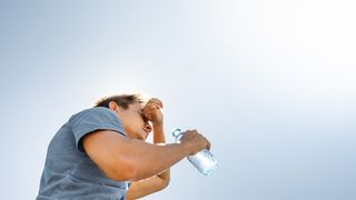 Te simți slăbit vara? Deshidratarea te poate afecta nu doar în soare, când e caniculă, ci și la adăpost. Pericolul care te pândește la umbră!