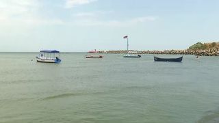 VIDEO „Am încercat să intrăm, dar nu se poate” Apa mării, rece și murdară