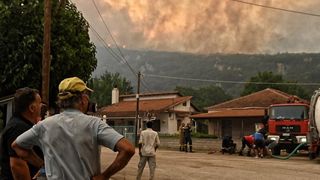 VIDEO Noi incendii de vegetație în Grecia, pe fondul valului de căldură extremă. Obiectiv turistic major, închis de autoritățile elene