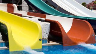 O fetiță de 3 ani a murit după ce a căzut de pe un tobogan