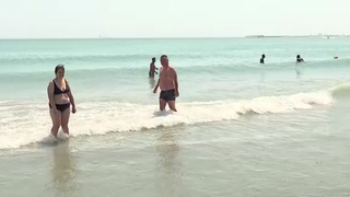 VIDEO Fenomenul de upwelling răcește apa Mării Negre: turiștii renunță la plajă și se refugiază la piscine