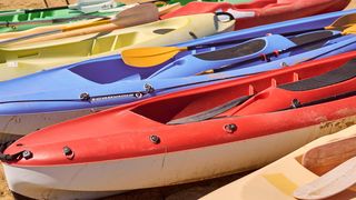 Turist rănit de o ambarcațiune, &icirc;n timp ce se afla pe un caiac 