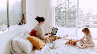 Cum să nu te pierzi în concediul de maternitate: modalități reale de a combina maternitatea și munca 