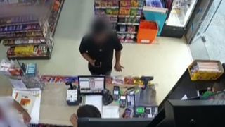 VIDEO Scene șocante într-un magazin! Un vânzător, bătut de doi adolescenți pentru două sticle de vin