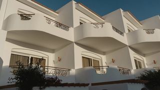 Cum să &icirc;ți transformi apartamentul de pe litoral &icirc;ntr-o reședință atractivă pentru turiști?