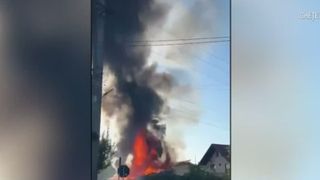 VIDEO Incendiu la un garaj din Maramureș, urmat de mai multe explozii. Pompierii au intervenit de urgență