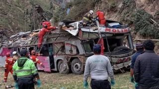 Autobuz prăbușit &icirc;n r&acirc;pă! Bilanț &icirc;ngrijorător: 18 morți și zeci de răniți