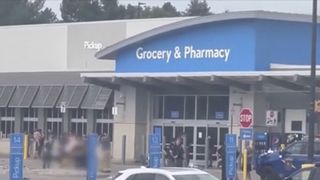 Un bărbat a &icirc;njunghiat 11 persoane la &icirc;nt&acirc;mplare, &icirc;n fața unui supermarket