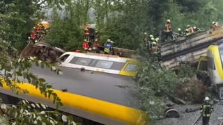 VIDEO Tren de călători, deraiat &icirc;n Germania. Cel puțin 3 oameni au murit, peste 50 sunt răniți