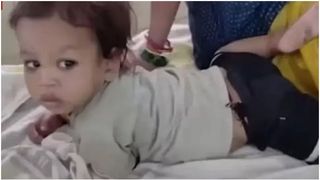 VIDEO Un copil de 2 ani a ucis un șarpe cobra cu dinții