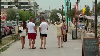 VIDEO Vremea schimbătoare strică planurile turiștilor care ajung pe litoralul românesc. Plajele sunt mult mai goale decât în alți ani
