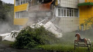 Clădirea unui spital, distrusă de cutremur