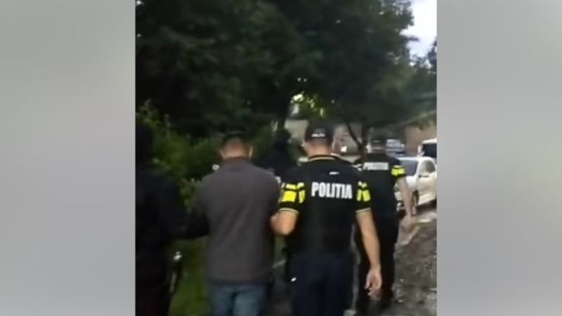  Agresorii polițistului care a oprit un șofer beat cu ATV-ul, arestați