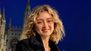 O t&acirc;nără a murit la 23 de ani după ce a refuzat chimioterapia, fiind adepta tratamentelor naturale. A suferit un atac de cord fatal provocat de tumora sa