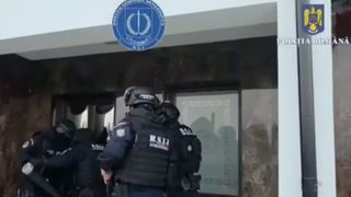 VIDEO Polițist din D&acirc;mbovița, acuzat de trafic de droguri. Substanțele interzise au fost găsite chiar &icirc;n podul casei sale