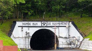 Dezastrul continuă în Praid. Barajul de deviere a pârâului din zona salinei, depășit