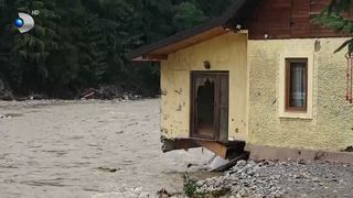 VIDEO Oamenii strâng ajutoare pentru sinistrații din Broșteni. 500 de locuințe au fost distruse de ape