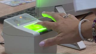 VIDEO &bdquo;Alții sunt veniți de la patru, la patru dimineața&rdquo;. Aglomerație la buletine &icirc;n Brașov