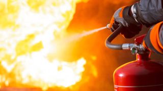 Incendiu la un depozit de muniție din Dâmbovița. 25 de oameni au fost evacuați de urgență