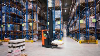 Cele mai comune greșeli &icirc;n utilizarea stivuitoarelor și cum pot fi evitate pentru a nu exista accidente de muncă&nbsp;