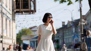 VIDEO Rochiile albe, vedetele verii. Aceste haine sunt excelente pentru vremea caldă