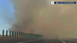 VIDEO Incendiile de vegetație provoacă haos pe autostradă. Trafic blocat și mașini distruse de flăcări