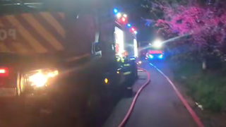 Una dintre cele două fabrici de armament din Cugir, &icirc;n flăcări. Incendiul a fost urmat de mai multe explozii